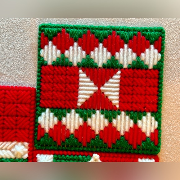 Handmade Vintage NEW Set of 8 Christmas Coasters Yarn and plastic needlepoint. - Picture 8 of 11